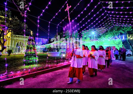 Kolkata, Bengala Occidentale, India. 24 dicembre 2024. I membri della Chiesa di San Giacomo hanno visto portare la croce prima della messa di mezzanotte a Kolkata. Preghiera di mezzanotte con candele in occasione del Natale alla chiesa di San Giacomo. Il Natale è un festival annuale che celebra la nascita di Gesù Cristo, celebrato in tutto il mondo. (Immagine di credito: © Avishek Das/SOPA Images via ZUMA Press Wire) SOLO PER USO EDITORIALE! Non per USO commerciale! Foto Stock
