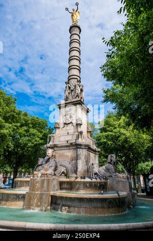 Statua della Vittoria in cima alla Fontaine du Palmier o Fontaine de la Victoire, Fontana Sfinge, Parigi, Francia. Foto Stock