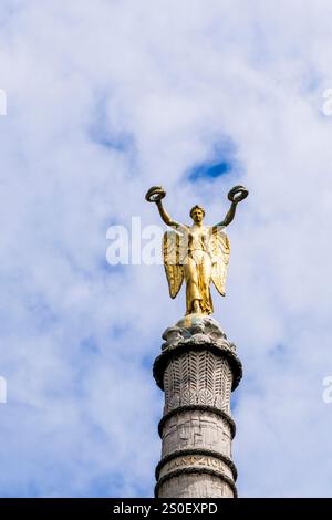 Statua della Vittoria in cima alla Fontaine du Palmier o Fontaine de la Victoire, Fontana Sfinge, Parigi, Francia. Foto Stock