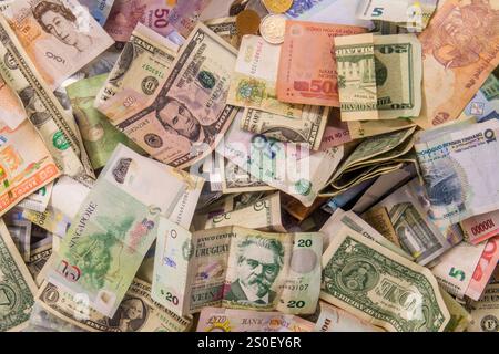 Banconote e monete internazionali in valuta estera nella scatola delle donazioni della Cattedrale di Notre Dame, Parigi, Francia. Foto Stock