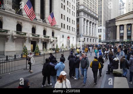 New York, Stati Uniti. 27 dicembre 2024. La gente visita Wall Street a Manhattan. Vita quotidiana a New York credito: SOPA Images Limited/Alamy Live News Foto Stock