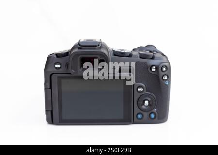 Vista posteriore della telecamera mirrorless full frame con schermo vuoto e pulsanti su sfondo bianco isolato. Foto Stock