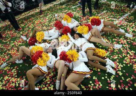 27 dicembre 2024 - USC Cheerleaders festeggia nei corietti dopo una vittoria all'SRS Distribution Las Vegas Bow tra gli USC Trojans e i Texas A&M Aggies all'Allegiant Stadium di Las Vegas, NV - Michael Sullivan/CSM Foto Stock