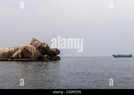 Lago Victoria, Tanzania - 30 luglio 2024. Attività di pesca sulle rive del lago Victoria. Questo lago, il più grande in africa, aveva un sistema ecologico fiorente che ora è minacciato dall'invasivo Nilo Bass. Le persone nelle comunità ora lottano per guadagnarsi da vivere. Foto Stock