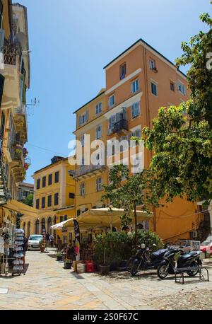 Corfù, Grecia - 6 giugno 2024. Bar e negozi che vendono articoli da regalo e souvenir nel centro storico della città vecchia di Corfù, in Grecia. Sito Patrimonio dell'Umanità dell'UNESCO Foto Stock