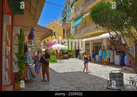 Corfù, Grecia - 6 giugno 2024. Negozi che vendono articoli da regalo e souvenir nel centro storico della città vecchia di Corfù, in Grecia. Un sito patrimonio dell'umanità dell'UNESCO Foto Stock