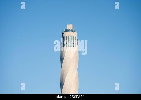 Der TK-Elevator Testturm wird im Morgenlicht vor blauem Himmel von der Sonne angestrahlt. Rottweil Baden-Württemberg Deutschland *** la torre di prova TK Elevator è illuminata dal sole al mattino contro un cielo blu Rottweil Baden Württemberg Germania Foto Stock