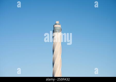 Der TK-Elevator Testturm wird im Morgenlicht vor blauem Himmel von der Sonne angestrahlt. Rottweil Baden-Württemberg Deutschland *** la torre di prova TK Elevator è illuminata dal sole al mattino contro un cielo blu Rottweil Baden Württemberg Germania Foto Stock