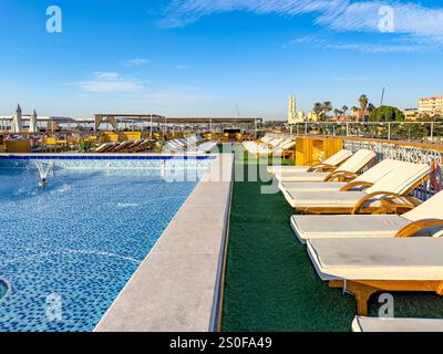 Assuan, Egitto; 18 gennaio 2024: Rilassati presso la piscina sul tetto della crociera sul Nilo e goditi le viste mozzafiato del fiume dei Faraoni. Questo Foto Stock