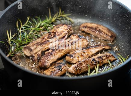 sella di cervo con erbe e spezie Foto Stock