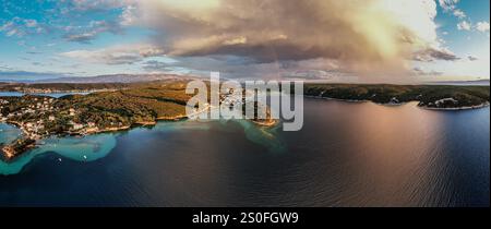 Lopar, Isola di Rab, Baia del Quarnero, Croazia, vista aerea panoramica della foresta protetta di Dundo di Kalifront al tramonto con una tempesta sulla baia Foto Stock