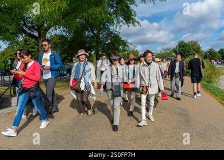 Copenaghen, Danimarca, gente affollata, turisti cinesi, donne che camminano visitando la statua pubblica, la Sirenetta è una statua di bronzo Foto Stock