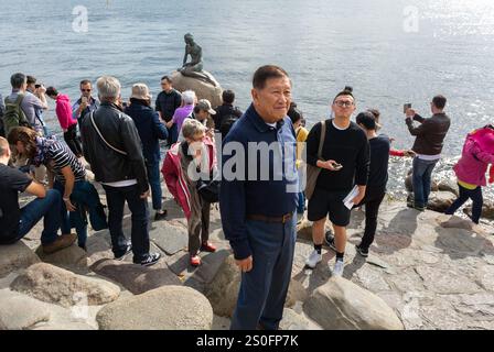 Copenhagen, Danimarca, gente affollata, turisti cinesi, visita Stauto pubblico, la Sirenetta è una statua in bronzo di Edvard Eriksen, Foto Stock