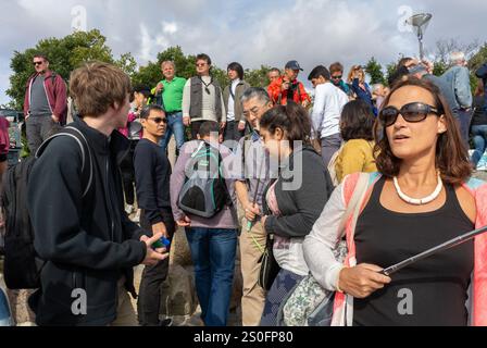 Copenaghen, Danimarca, grande folla di persone, turisti cinesi, cercando, visitando la Statua pubblica, la Sirenetta è una statua di bronzo, Overtourism Foto Stock