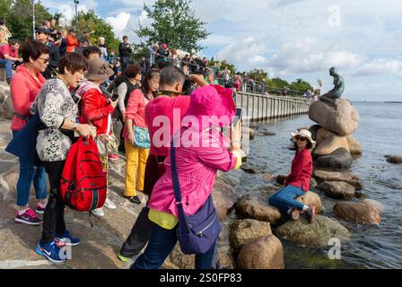 Copenhagen, Danimarca, gente affollata, turisti cinesi, visita Stauto pubblico, la Sirenetta è una statua in bronzo di Edvard Eriksen, foto Foto Stock