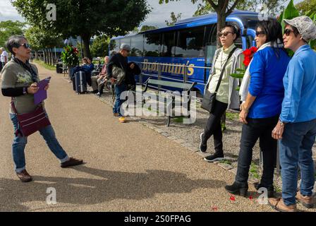 Copenaghen, Danimarca, gruppo di persone, turisti cinesi donne, parlare con la guida turistica, visitare la statua pubblica, la Sirenetta Foto Stock