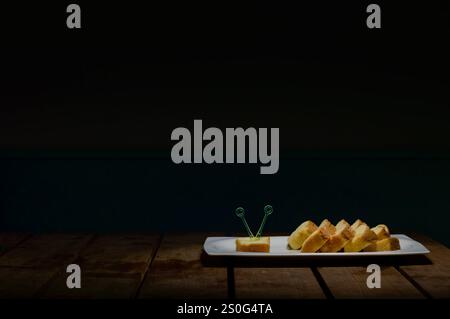 un sacco di morbida pan di spagna in piatto bianco per la festa Foto Stock