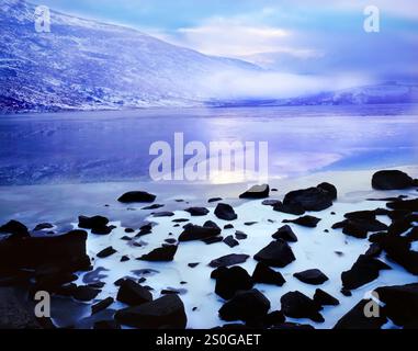 Una vista gelida di Llyn Mymbyr nel cuore di Snowdonia nel Galles del Nord, Regno Unito. Foto Stock