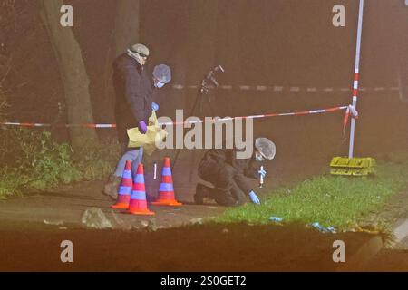 Nach ersten Erkenntnissen: Gegen 22 Uhr kommt es offenbar zunächst in einer Wendekehre vor einer Flüchtlingseinrichtung in der Harburger Poststraße zu einem Streit unter mehreren jungen Männern. Einer sticht mit einem Küchenmesser zu, bereits hier erleiden zwei Personen Verletztungen. Einer wird in der Brust und im Bein getroffen, ein weiterer junger Mann erleidet offenbar Abwehrverletzungen an der Hand. Der Streit verlagert sich in den Großmoordamm, wo ein Angreiffer erneut zusticht, er trifft einen 17-jährigen Flüchtling am Hals. Mehrere Freunde beobachten wie der junge Mann zusammensackt, V Foto Stock