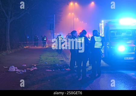 Nach ersten Erkenntnissen: Gegen 22 Uhr kommt es offenbar zunächst in einer Wendekehre vor einer Flüchtlingseinrichtung in der Harburger Poststraße zu einem Streit unter mehreren jungen Männern. Einer sticht mit einem Küchenmesser zu, bereits hier erleiden zwei Personen Verletztungen. Einer wird in der Brust und im Bein getroffen, ein weiterer junger Mann erleidet offenbar Abwehrverletzungen an der Hand. Der Streit verlagert sich in den Großmoordamm, wo ein Angreiffer erneut zusticht, er trifft einen 17-jährigen Flüchtling am Hals. Mehrere Freunde beobachten wie der junge Mann zusammensackt, V Foto Stock