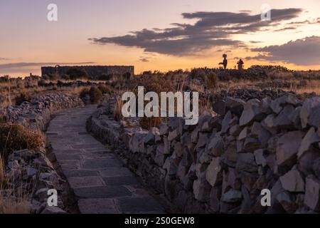 Un tramonto in Perù durante il Lares Trek sul lago Titti caca Foto Stock