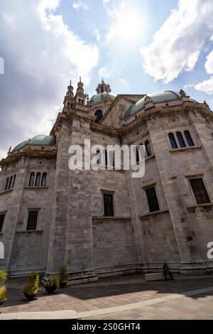 Vista ravvicinata di una cattedrale storica con intricati dettagli architettonici, cupole e statue sotto un cielo parzialmente nuvoloso, che mostra la sua grandezza e. Foto Stock