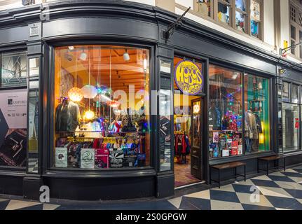 Hobo's Vintage Clothing store a High Street Arcade, Cardiff, Galles, Regno Unito Foto Stock