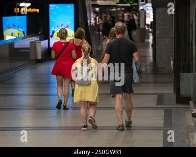 Padre con la bambina con la sindrome di Down che cammina nel sottopassaggio della metropolitana Foto Stock