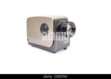 Retro proiettore con custodia metallica per vetrini fotografici isolati sulla tecnologia bianca dell'europa orientale Foto Stock