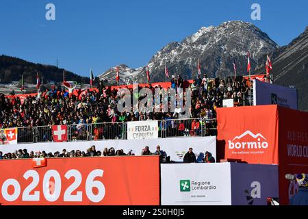 Bormio, Italia. 28 dicembre 2024. tribuna audi fis ski woeld cuo Bormio durante AUDI FIS Ski World Cup - Downhill - uomini, gara di sci alpino a Bormio, Italia, dicembre 28 2024 credito: Agenzia fotografica indipendente/Alamy Live News Foto Stock