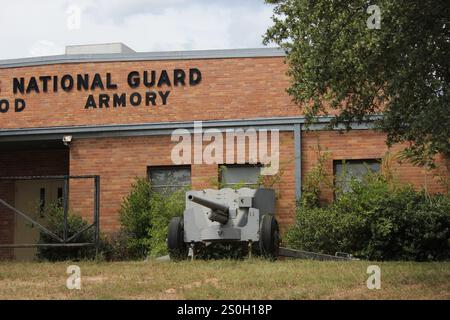 Tyler, Texas - 28 agosto 2024: Armeria abbandonata della Guardia Nazionale del Texas situata a Tyler Texas Foto Stock
