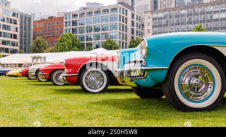 Una linea di Chevrolet Corvettes al London Concours 2024 Foto Stock