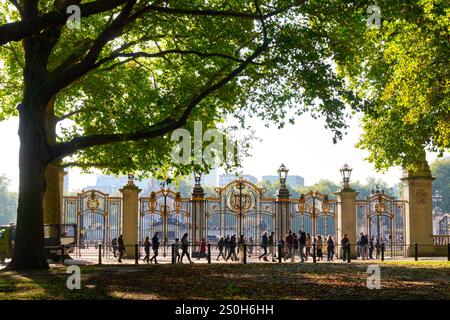 Canada Gate, The Green Park, Buckingham Palace, Londra, Inghilterra, REGNO UNITO Foto Stock