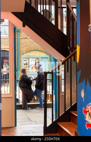 Coppia, il mercato di Covent Garden, Londra, Inghilterra, Regno Unito Foto Stock