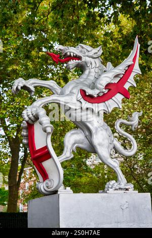 Il drago, che rappresenta parte dei cuscinetti dell'armeria della Corporation of the City of London, segna il confine della città, la statua del drago sulla Victoria E. Foto Stock