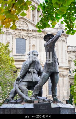 Blitz, National Firefighters Memorial, Peter's Hill, St Paul's Cathedral, Londra, Inghilterra, REGNO UNITO Foto Stock