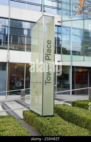 Tower Place, Lower Thames St, edifici del quartiere finanziario, Londra, Inghilterra, Regno Unito Foto Stock