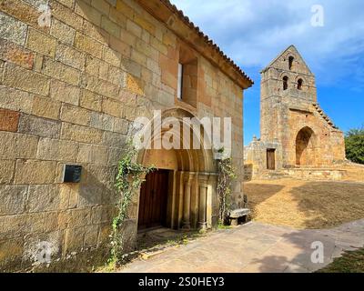 Chiesa romanica. Aldea de Ebro, Cantabria, Spagna. Foto Stock