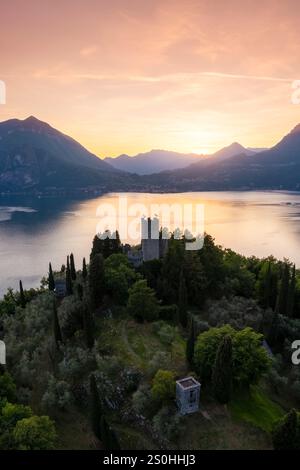 Veduta aerea del castello di Vezio, che domina il lago di Como e la città di Varenna al tramonto. Vezio, Perledo, Distretto di Lecco, Lombardia, Italia, Europa. Foto Stock