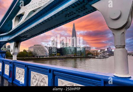 Fiume Tamigi, The Shard, City Hall, vista dal Tower Bridge, Londra, Inghilterra, Regno Unito Foto Stock