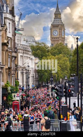 La Royal Parks Half Marathon di domenica 13 ottobre 2024, Trafalgar Square, Big Ben, Londra, Inghilterra, REGNO UNITO Foto Stock