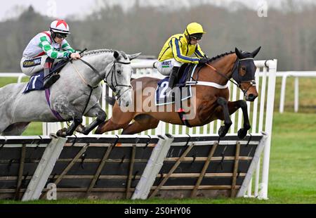 Newbury, Regno Unito. 28 dicembre 2024. Break My Soul, guidato da Nico de Boinville (cappello giallo) conduce strong Belle, guidato da Sam Twiston-Davies oltre il terzo ostacolo del 12,05 all'ippodromo di Newbury, Newbury Picture di Paul Blake/Alamy Sports News Foto Stock