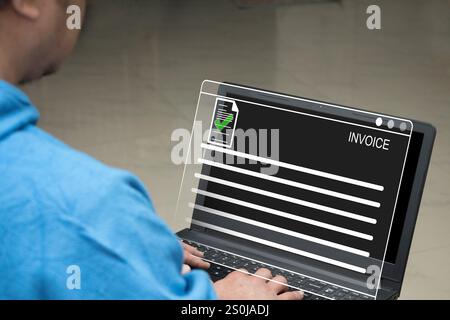 Concetto di fatture elettroniche e dichiarazioni digitali online. Uomo d'affari o imprenditore che utilizza un computer portatile con icone di fattura sullo schermo virtuale. Foto Stock