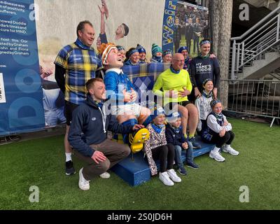 Il primo ministro scozzese John Swinney con Sienna (7, a sinistra) e Beauden (4) al Murrayfield Stadium di Edimburgo per partecipare a Doddie Aid 2025 e incontrare altri tifosi del Doddie Aid. Data foto: Sabato 28 dicembre 2024. Foto Stock