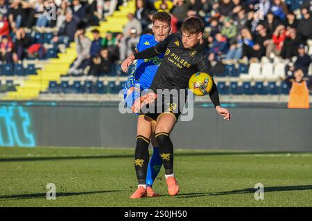 Empoli, Italia. 28 dicembre 2024. Sebastiano Esposito (Empoli) combatte per il pallone contro Andrea Pinamonti (Genova) durante Empoli FC vs Genoa CFC, partita di serie A italiana a Empoli, Italia, dicembre 28 2024 crediti: Agenzia fotografica indipendente/Alamy Live News Foto Stock