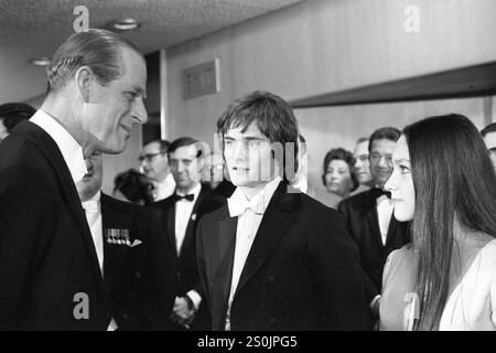 La foto del file del 3/1968 aprile del Duca di Edimburgo parla con Olivia Hussey e Leonard Whiting, le giovani stelle di Romeo e Giulietta, prima della Royal Film Performance all'Odeon, Leicester Square. Hussey è morto all'età di 73 anni. Data di pubblicazione: Sabato 28 dicembre 2024. Foto Stock