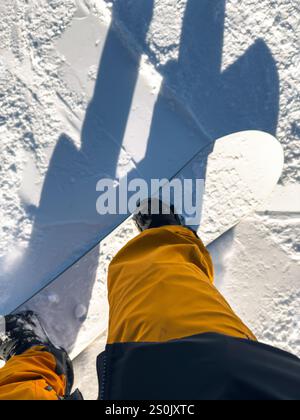 Shadow Cast on a Snowy Slope di snowboarder Foto Stock