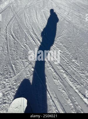 Snowboard Shadow su una pista soleggiata Snowy Slope Foto Stock