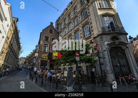 Posti a sedere all'aperto presso lo storico Poechenellekelder Pub in Rue du Chêne - Bruxelles, Belgio Foto Stock