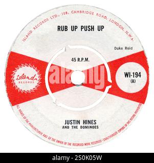 45 RPM 7' etichetta reggae britannica di Rub Up Push Up di Justin Hinds and the Dominoes (miscreditato come Justin Hines). Prodotto da Duke Reid. Pubblicato nel maggio 1965 per l'etichetta Island. Foto Stock